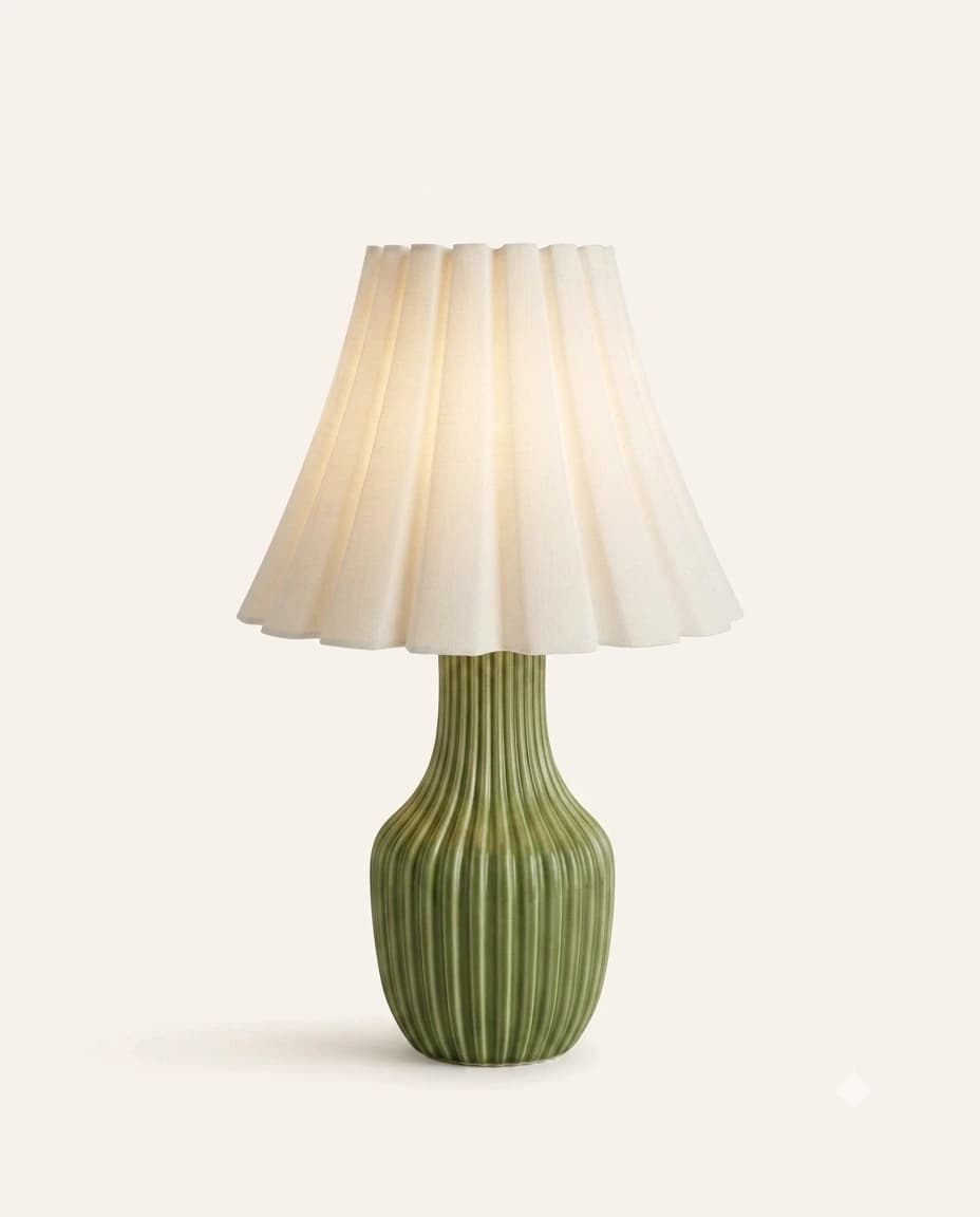 Luminária Oliva, base canelada verde-oliva sob cúpula plissada