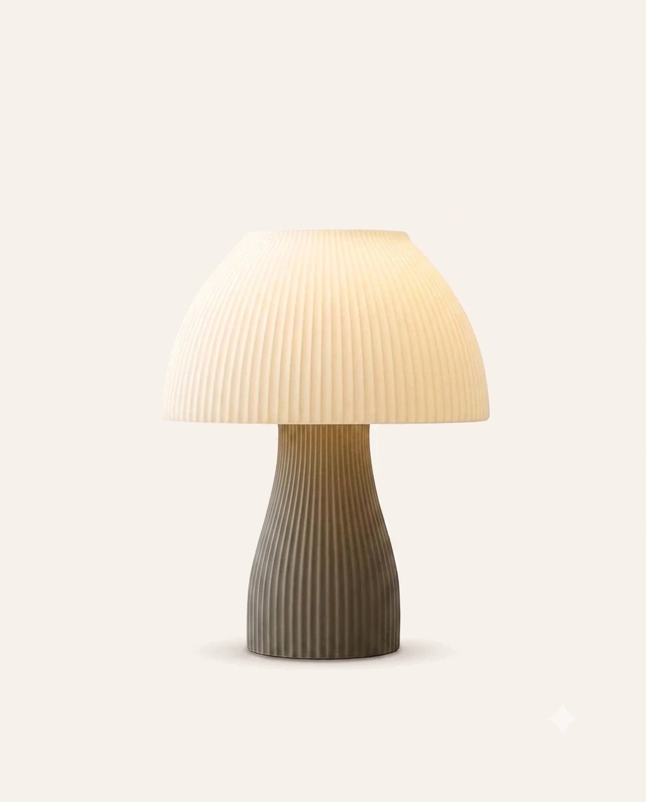 Luminária Flora — Cúpula de cogumelo em marfim sobre pé verde-oliva.