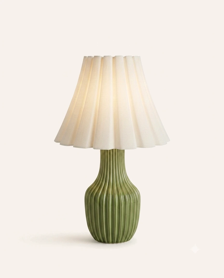 Luminária Oliva — Base de vaso canelado em verde-oliva sob cúpula plissada marfim.
